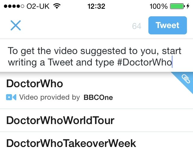 Al escribir #DoctorWho como un hashtag y se les abría una opción preguntándoles si les gustaría embeber el nuevo trailer de Doctor Who en su tuit