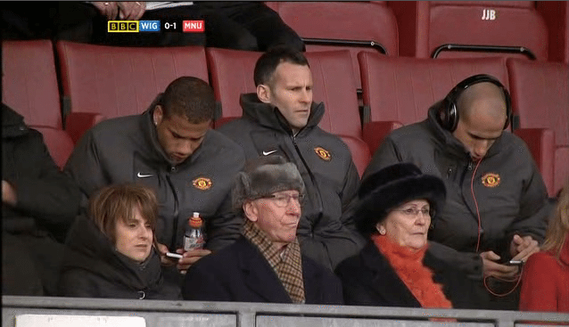 jugadores del Manchester United muy concentrados en sus teléfonos