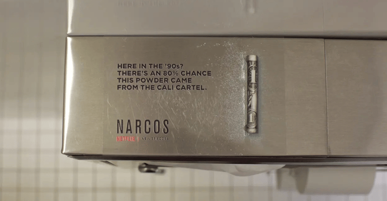 Audiense blog - Netflix promocionaba Narcos poniendo anuncios en los aseos de los clubes